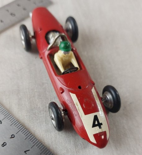 Ancienne petite voiture en métal, Formule 1, Ferrari, Solido