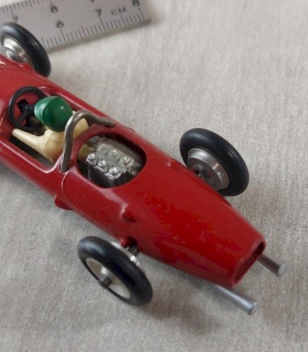 Ancienne petite voiture en métal, Formule 1, Ferrari, Solido