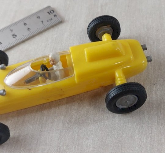 Ancienne petite voiture en plastique, Formule 1, Lola n°60, Politoys