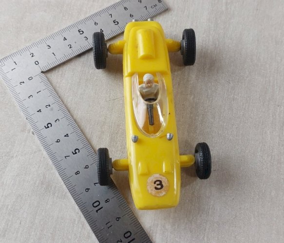 Ancienne petite voiture en plastique, Formule 1, Lola n°60, Politoys
