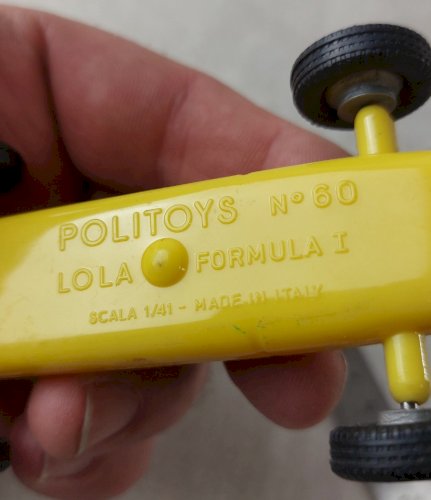Ancienne petite voiture en plastique, Formule 1, Lola n°60, Politoys