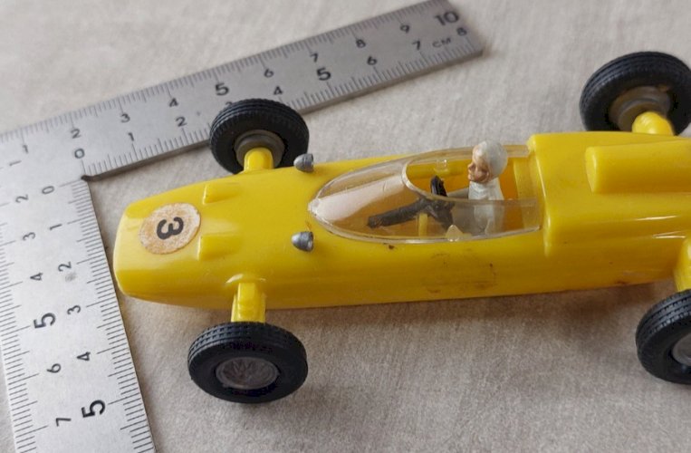 Ancienne petite voiture en plastique, Formule 1, Lola n°60, Politoys