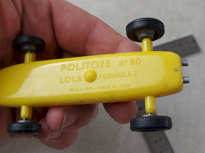 Ancienne petite voiture en plastique, Formule 1, Lola n°60, Politoys