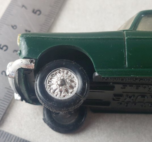 Ancienne petite voiture en plastique, Peugeot 404, Minialuxe ^