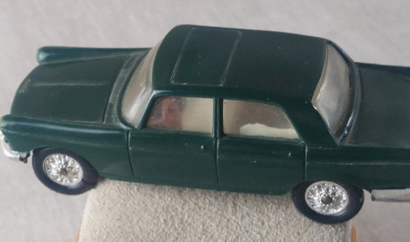 Ancienne petite voiture en plastique, Peugeot 404, Minialuxe ^