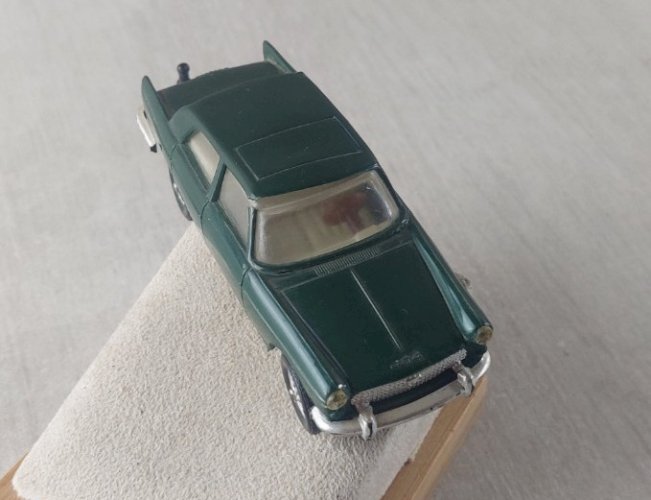 Ancienne petite voiture en plastique, Peugeot 404, Minialuxe ^