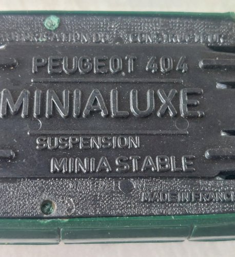 Ancienne petite voiture en plastique, Peugeot 404, Minialuxe ^
