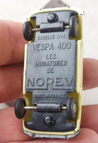 Ancienne petite voiture en plastique, Vespa 400 jaune, miniatures Norev