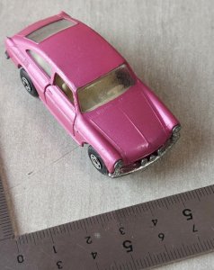 Ancienne petite voiture, Volkswagen 1600 TL lila, Matchbox Superfast ^