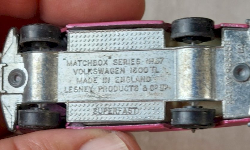 Ancienne petite voiture, Volkswagen 1600 TL lila, Matchbox Superfast ^