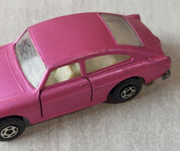 Ancienne petite voiture, Volkswagen 1600 TL lila, Matchbox Superfast ^