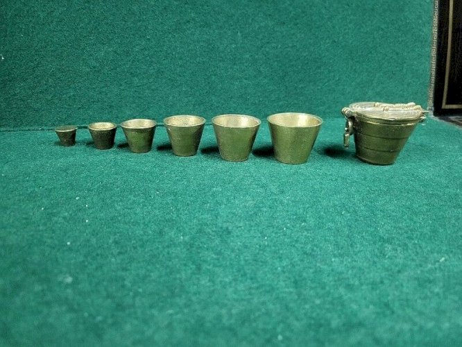 ANCIENNE PILE DE POIDS DE CHARLEMAGNE A GODETS DE BALANCE N° 1