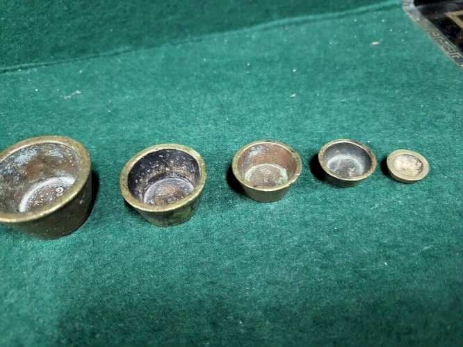 ANCIENNE PILE DE POIDS DE CHARLEMAGNE A GODETS DE BALANCE N° 2