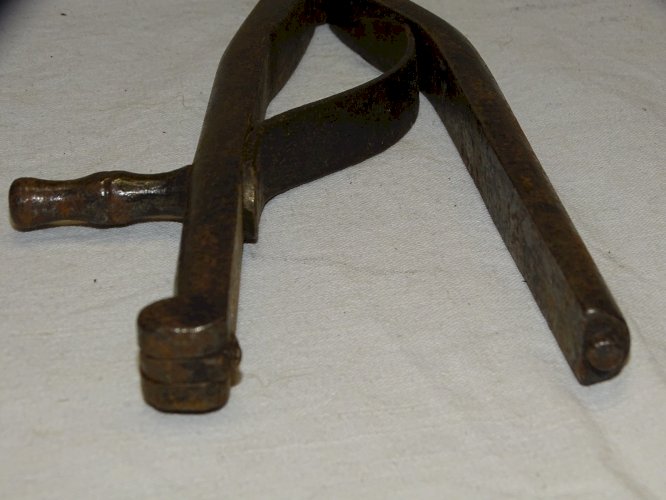 - ANCIENNE PINCE A SUCRE PINCE COUPE SUCRE FER FORGE avec TIGE APPUI    D