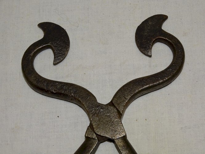 - ANCIENNE PINCE A SUCRE PINCE COUPE SUCRE FER FORGE avec TIGE APPUI    D
