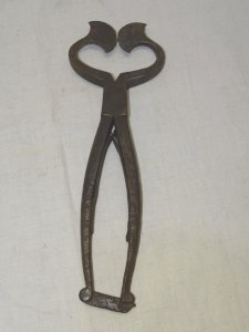 - ANTIQUE SUGAR TONGS SUGAR CUTTER FORGED IRON ATTIC JUICE decor D