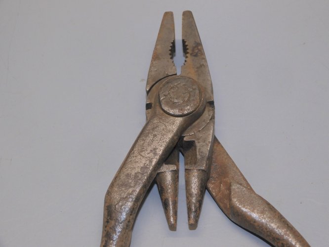 -ANCIENNE PINCE DOUBLE TETES 2 FONCTIONS DIFFERENTES OUTIL ANCIEN COLLECTION  D
