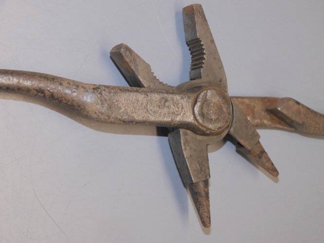 -ANCIENNE PINCE DOUBLE TETES 2 FONCTIONS DIFFERENTES OUTIL ANCIEN COLLECTION  D