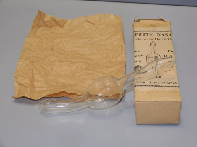 -ANCIENNE PIPETTE NASALE DE CAUTERETS VERRE Soufflé avec sa boite & sa notice  D