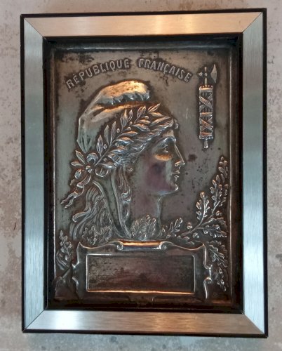 Ancienne plaque Républicaine République Française Marianne métal argenté Signée