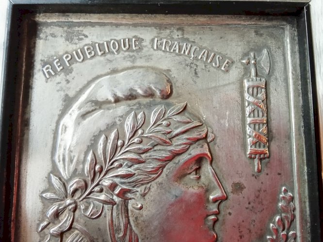 Ancienne plaque Républicaine République Française Marianne métal argenté Signée