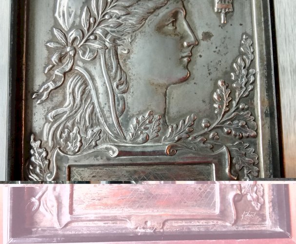Ancienne plaque Républicaine République Française Marianne métal argenté Signée