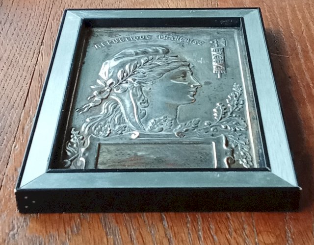 Ancienne plaque Républicaine République Française Marianne métal argenté Signée