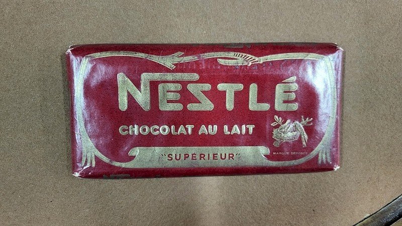 ANCIENNE PLAQUETTE DE CHOCOLAT AU LAIT NESTLE FACTICE ECHANTILLON