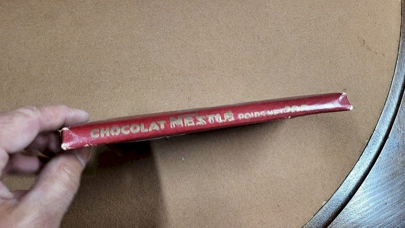 ANCIENNE PLAQUETTE DE CHOCOLAT AU LAIT NESTLE FACTICE ECHANTILLON