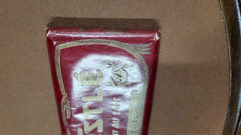 ANCIENNE PLAQUETTE DE CHOCOLAT AU LAIT NESTLE FACTICE ECHANTILLON