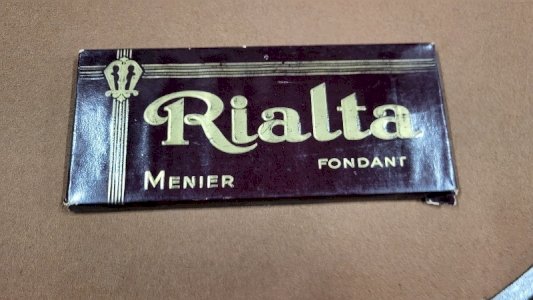 ANCIENNE PLAQUETTE DE CHOCOLAT MENIER RIALTA FONDANT FACTICE DE PRESENTATION