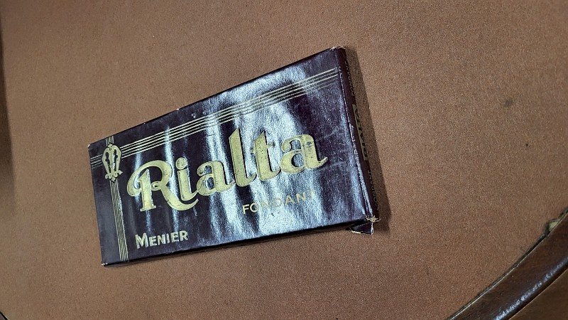 ANCIENNE PLAQUETTE DE CHOCOLAT MENIER RIALTA FONDANT FACTICE DE PRESENTATION