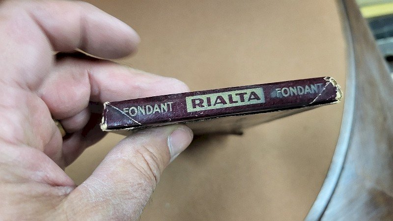 ANCIENNE PLAQUETTE DE CHOCOLAT MENIER RIALTA FONDANT FACTICE DE PRESENTATION