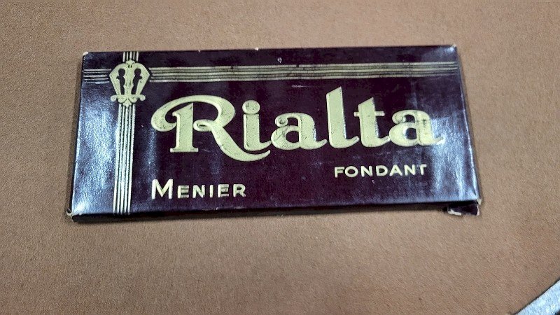 ANCIENNE PLAQUETTE DE CHOCOLAT MENIER RIALTA FONDANT FACTICE DE PRESENTATION