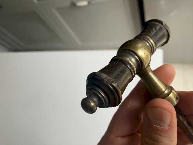 ancienne poignee de cremone bois et laiton