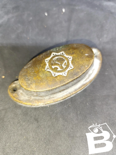 ancienne poignee de meuble  forme coquille en bronze en bon etat