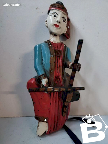 ancienne poupee en bois birman musicien en bon etat
