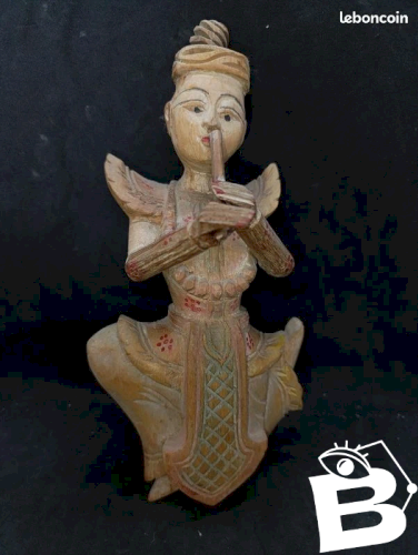 Ancienne poupee en bois birman musicien flute en bon etat