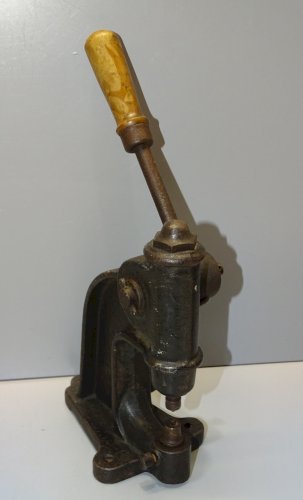 -ANCIENNE PRESSE A OEILLETS SERTISSEUSE FONTE UNE MARQUE A DECHIFFRER déco    D