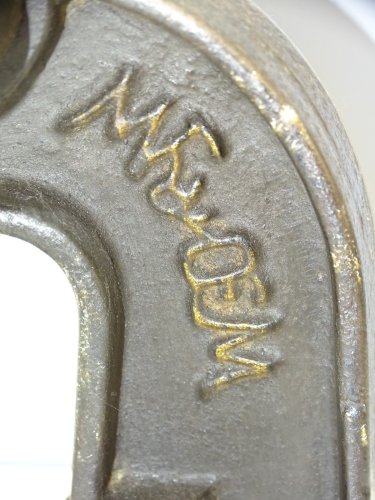 -ANCIENNE PRESSE A OEILLETS SERTISSEUSE FONTE UNE MARQUE A DECHIFFRER déco    D