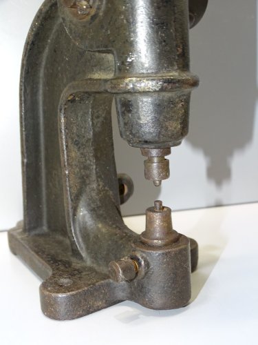 -ANCIENNE PRESSE A OEILLETS SERTISSEUSE FONTE UNE MARQUE A DECHIFFRER déco    D