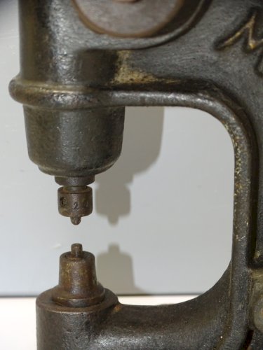 -ANCIENNE PRESSE A OEILLETS SERTISSEUSE FONTE UNE MARQUE A DECHIFFRER déco    D