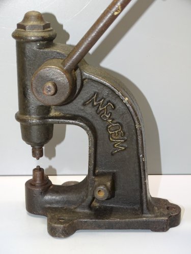 -ANCIENNE PRESSE A OEILLETS SERTISSEUSE FONTE UNE MARQUE A DECHIFFRER déco    D