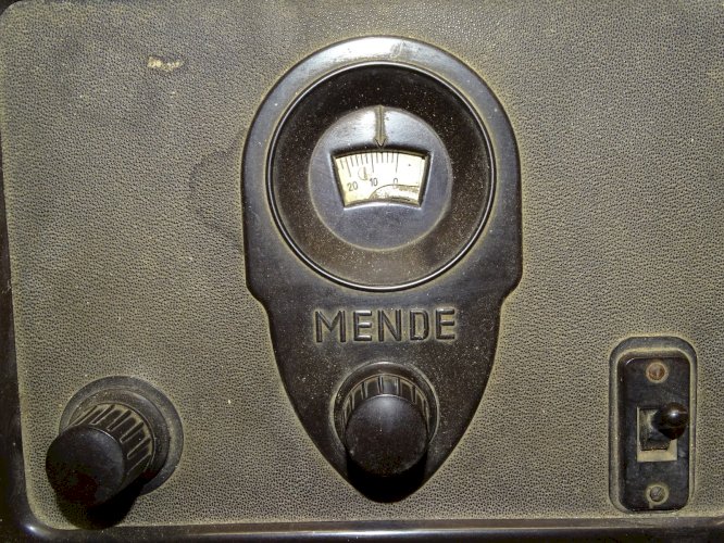 -ANCIENNE RADIO BAKELITE MENDE ANNEES 1930/31 jus de grenier non testée    D