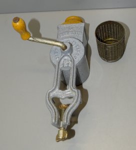 -ANCIENNE  RAPE à FROMAGE de COMPTOIR LA BOBINETTE FONTE EMAILLEE avec 2 Râpes D