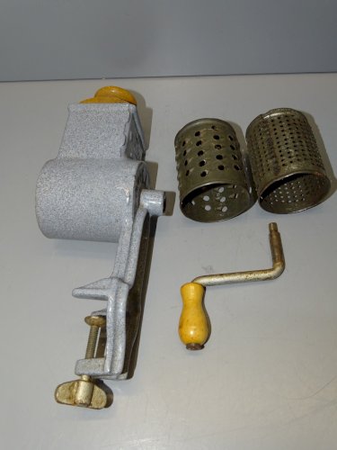 -ANCIENNE  RAPE à FROMAGE de COMPTOIR LA BOBINETTE FONTE EMAILLEE avec 2 Râpes D