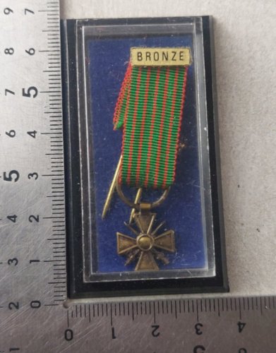 Ancienne réduction de médaille / insigne, croix de guerre, WW2 ^