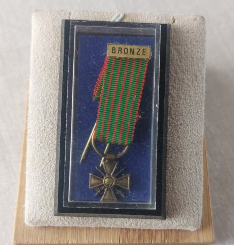 Ancienne réduction de médaille / insigne, croix de guerre, WW2 ^