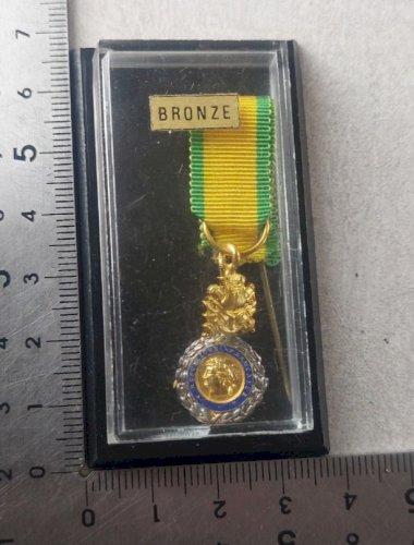 Ancienne réduction de médaille / insigne, IV ou Vème République ^