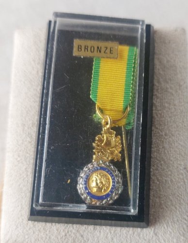 Ancienne réduction de médaille / insigne, IV ou Vème République ^